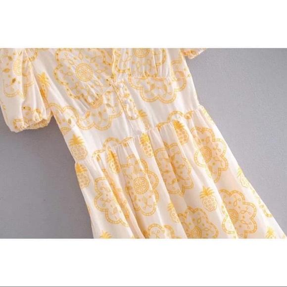 Eyelet Floral - Picture 2 of 5